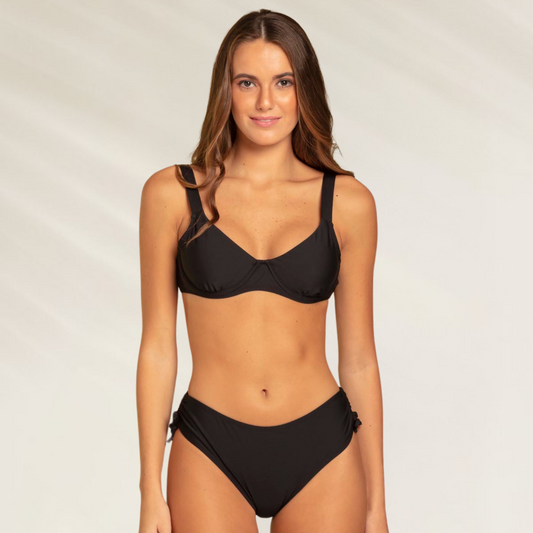 Cueca semi-alta Rivanna com ajuste lateral em tecido preto, ideal para conforto na praia.