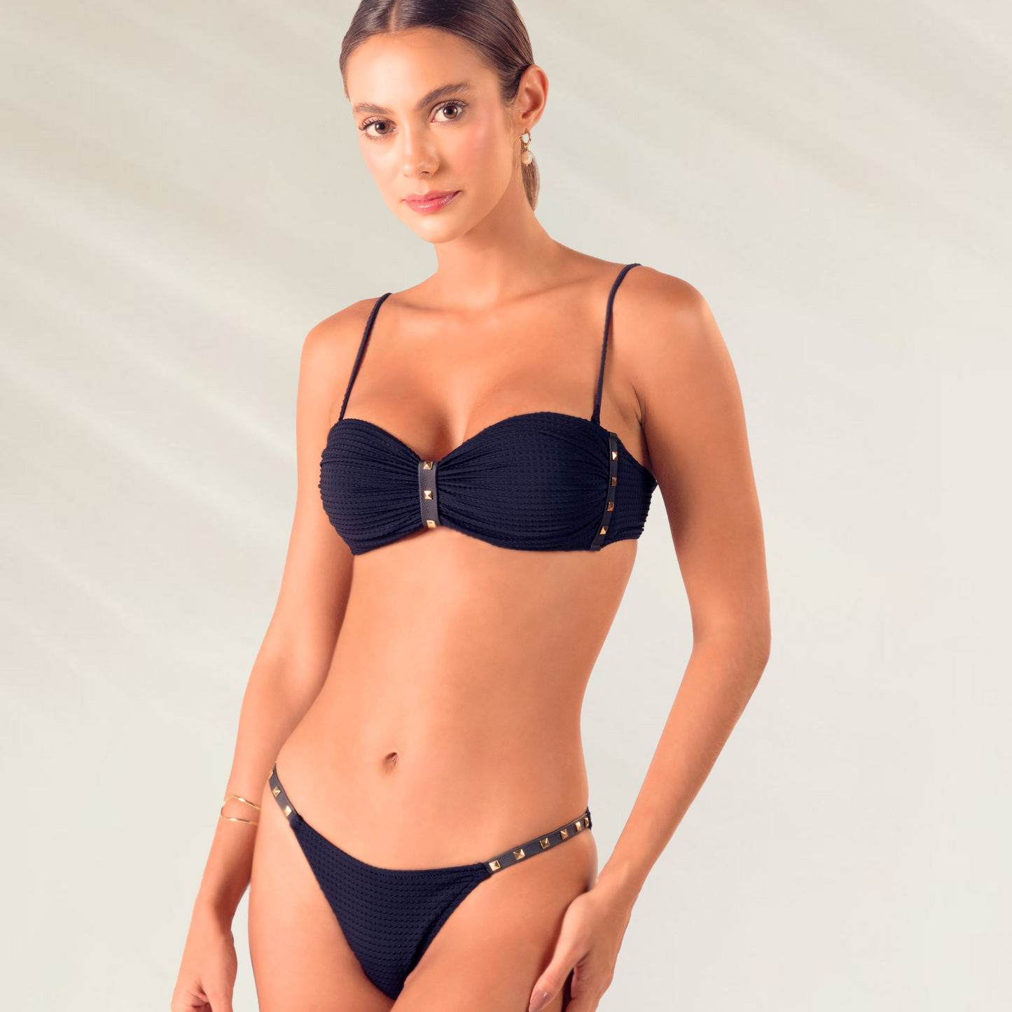 Bikini Bandeau Preto com Detalhes Dourados Despi usado por modelo com fundo claro