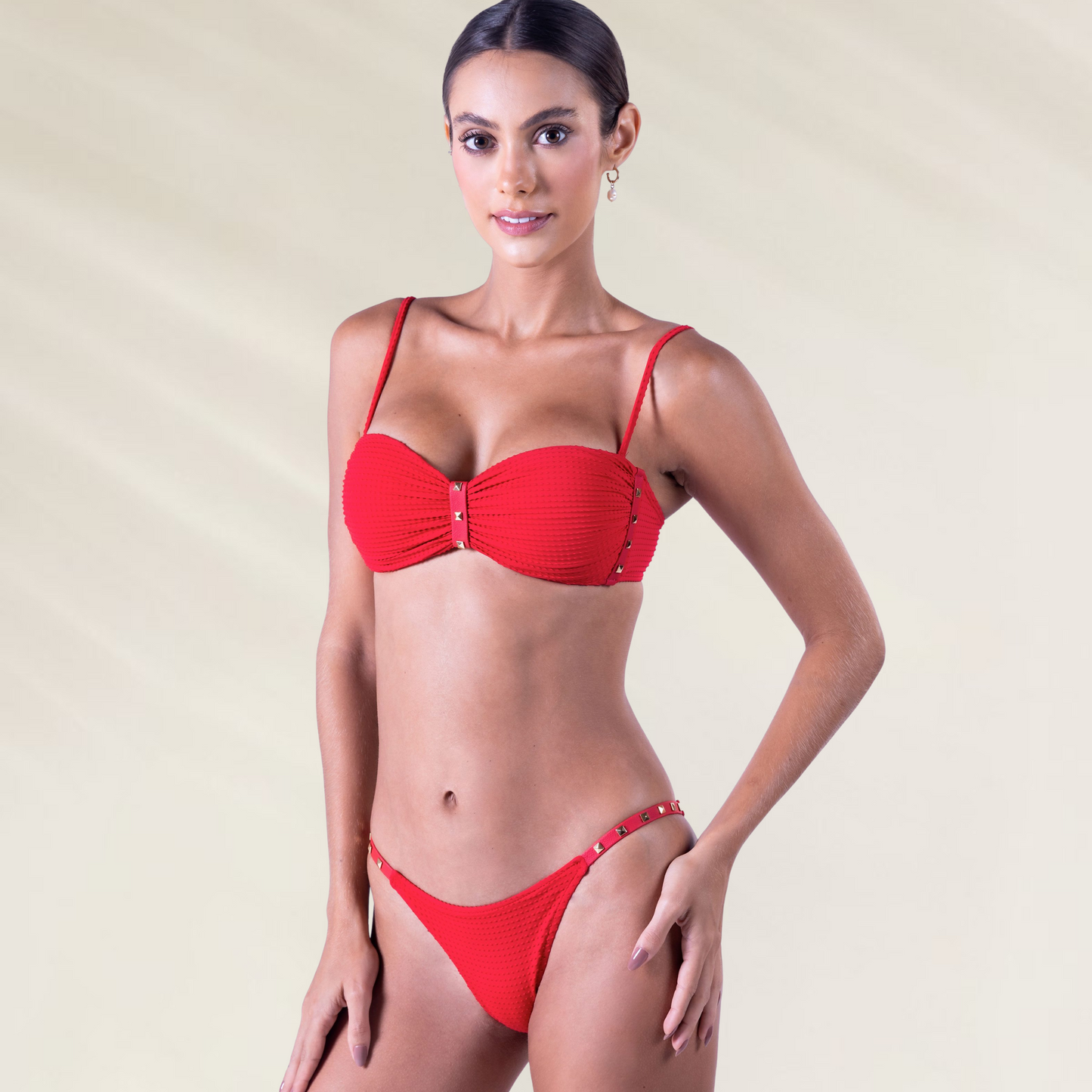 Mulher usando Bikini Bandeau Vermelho com Detalhes Dourados Despi em estúdio com fundo claro