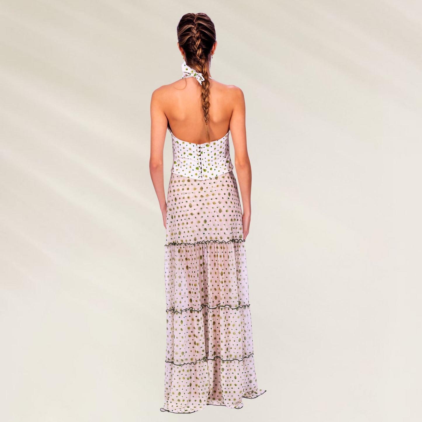 Mulher vestindo Crop Top Despi – Sofisticação Brasileira branco com saia longa transparente e estampa floral