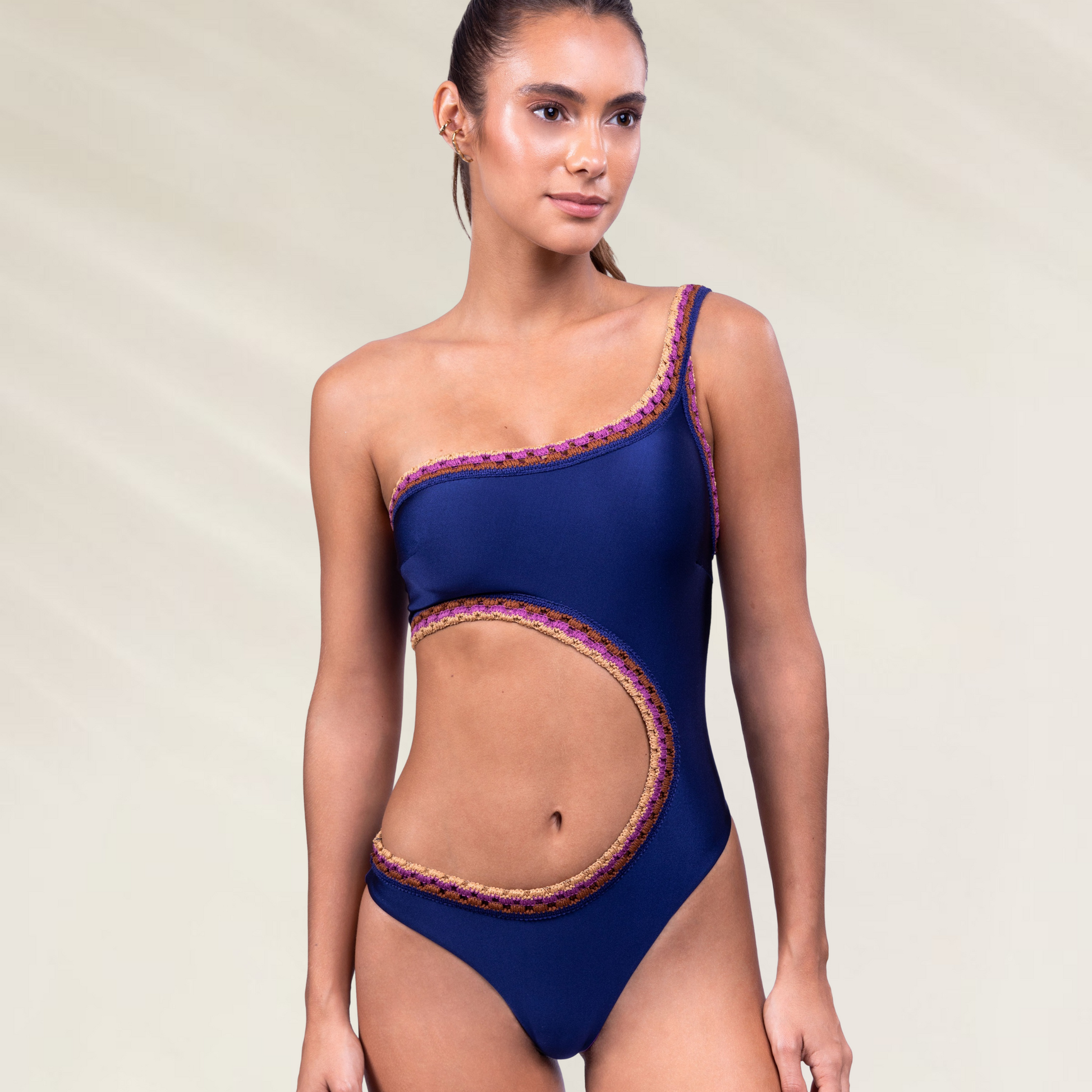 Mulher usando Triquíni Reversível Um Ombro Só com Detalhe em Croché Despi azul com detalhes coloridos