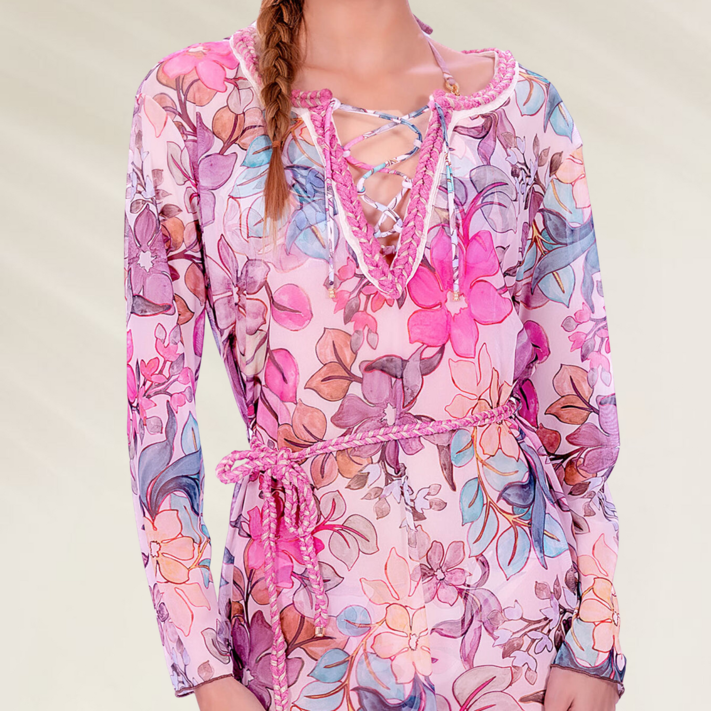 Túnica Despi em Mesh Estampada floral rosa e lilás, manga longa com cinto e decote com amarração