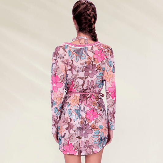 Mulher de costas usando Túnica Despi em Mesh Estampada floral com mangas longas cinto e comprimento curto