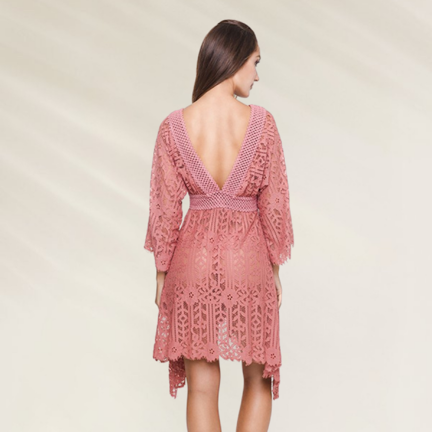Túnica em Renda Floral com Decote em V Despi, cor rosa, com detalhe nas mangas e comprimento assimétrico.