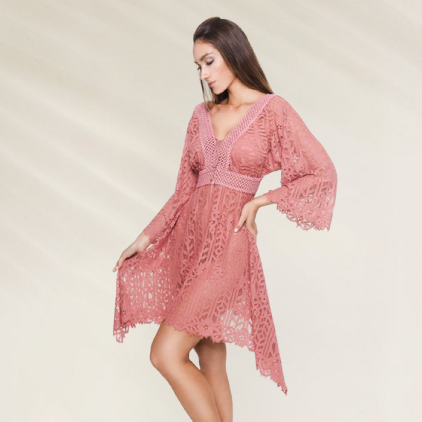 Túnica em Renda Floral com Decote em V Despi em tom rosa com mangas largas e detalhes elegantes