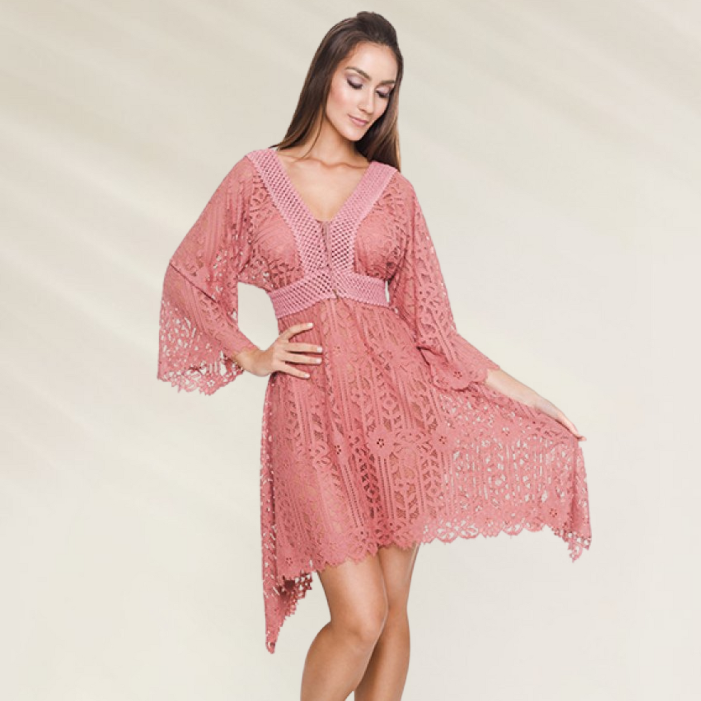 Túnica em Renda Floral com Decote em V Despi em tom rosa, ideal para looks elegantes e descontraídos
