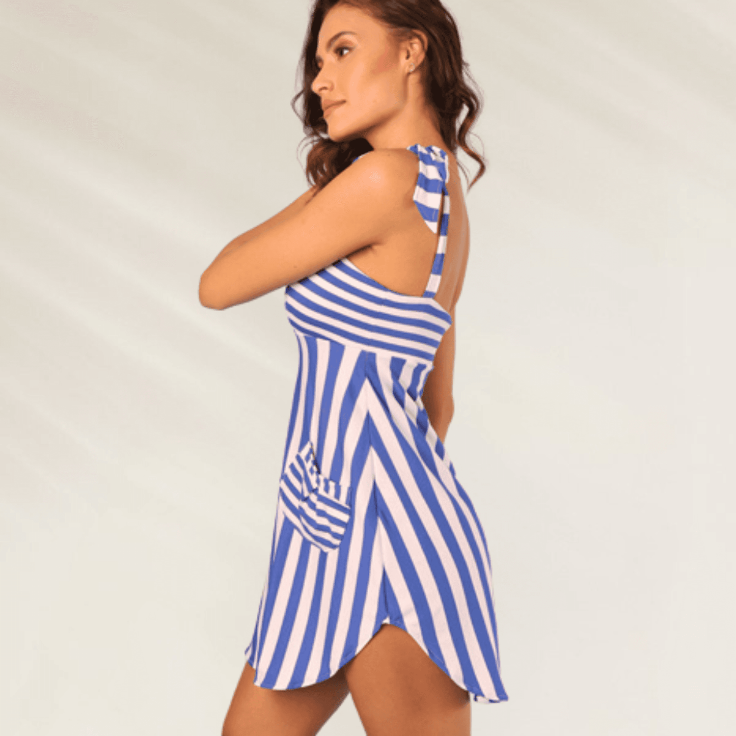 Vestido Curto às Riscas Azul e Branco Despi com alças e bolso lateral para look casual