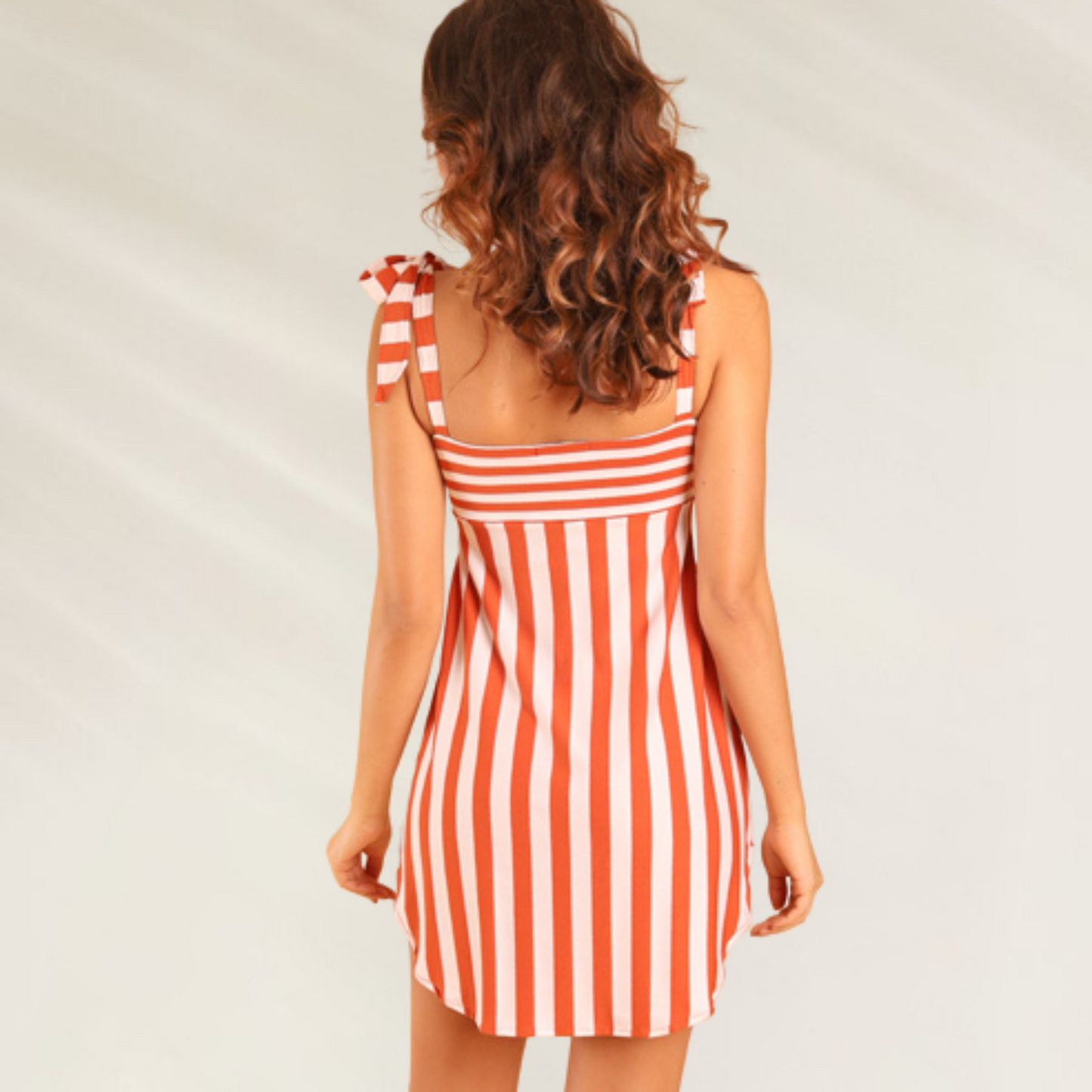 Vestido Curto às Riscas Vermelho e Branco Despi com alças de laço e padrão listrado vertical