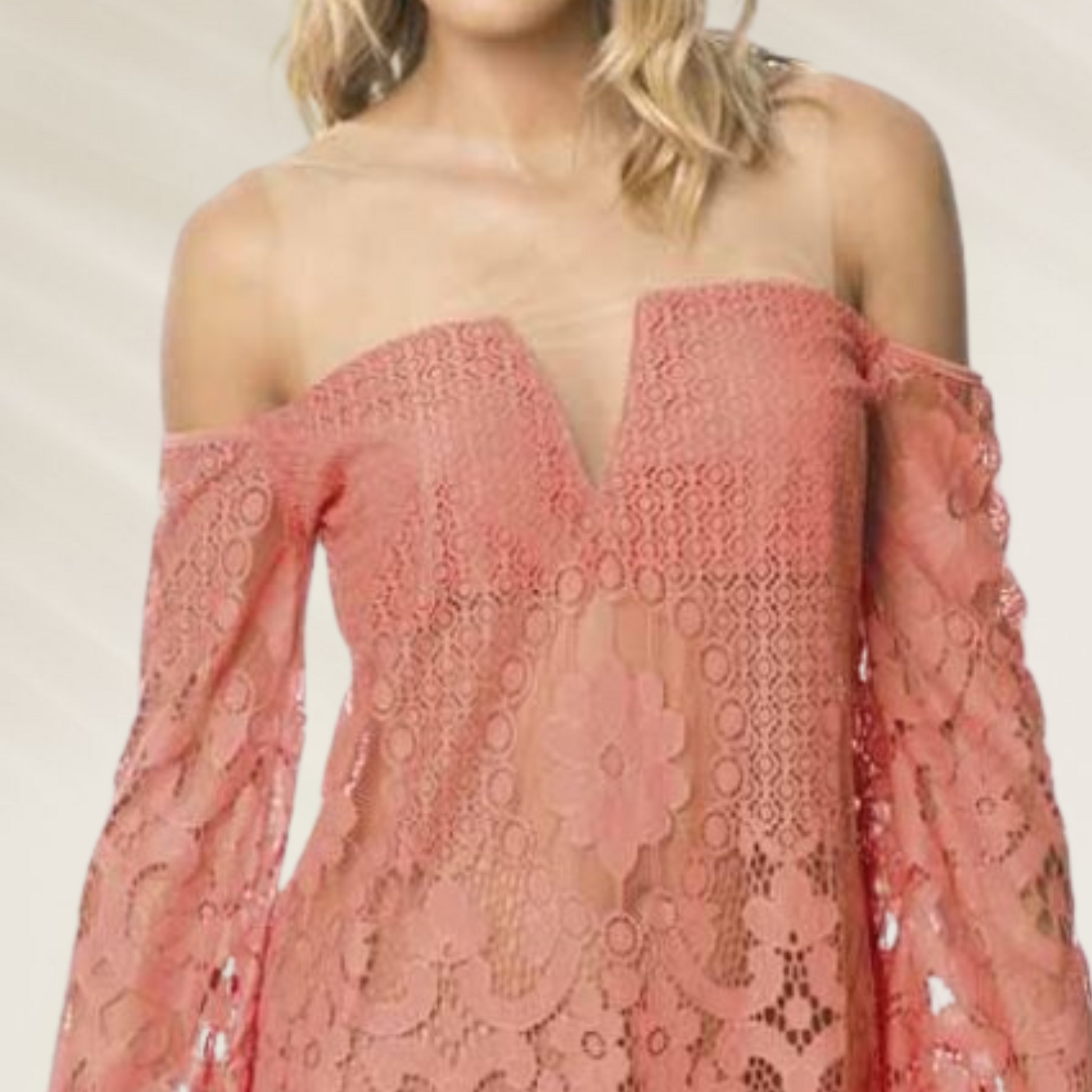 Vestido curto rendado Despi com decote em V em tom pêssego com mangas longas e delicadas