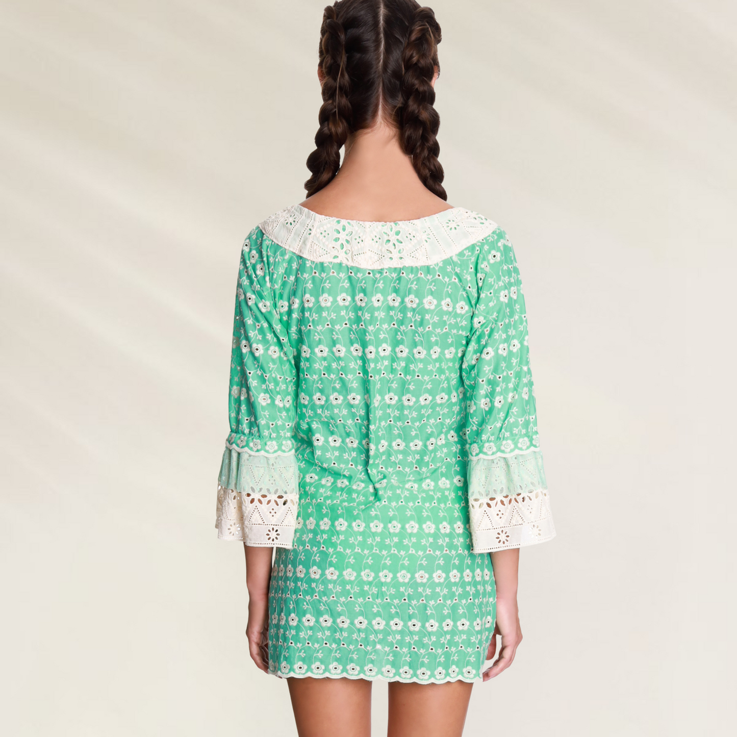 Vestido Leve e Elegante em Algodão com Renda e Bordados Despi vestido curto verde com detalhes brancos e mangas 3 4