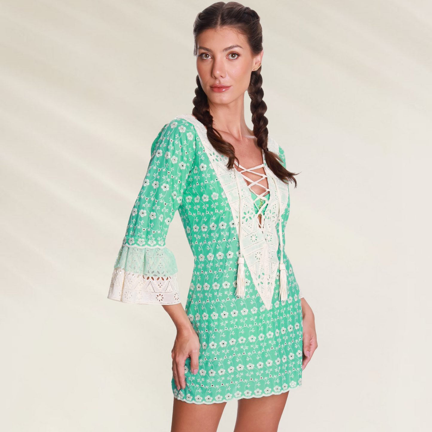 Vestido Leve e Elegante em Algodão com Renda e Bordados Despi verde com detalhes em renda e mangas 3/4