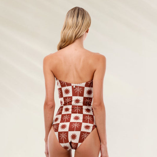 Fato de Banho Bandeau Oasis Lux em design moderno com estampa de palmeiras para conforto e estilo na praia