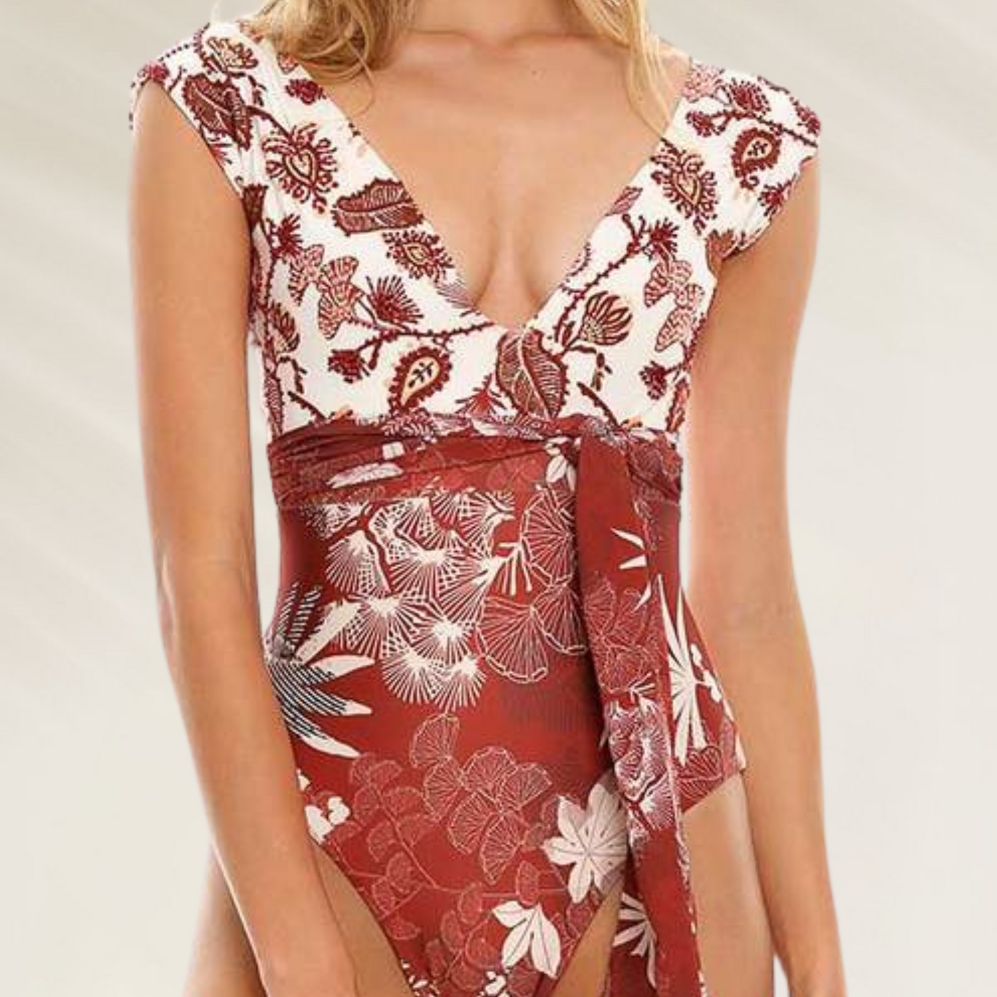 Fato de Banho Cosita Linda com Bordado Artesanal e Cinto Versátil em tons de vermelho e branco floral
