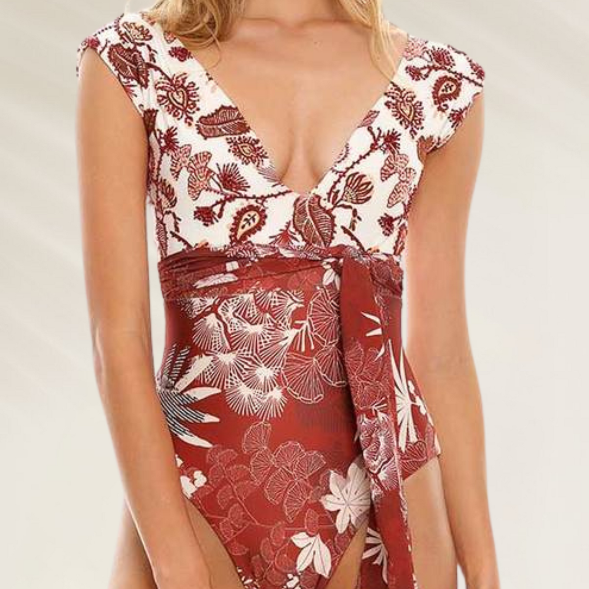 Fato de Banho Cosita Linda com Bordado Artesanal e Cinto Versátil em tons de vermelho e branco floral