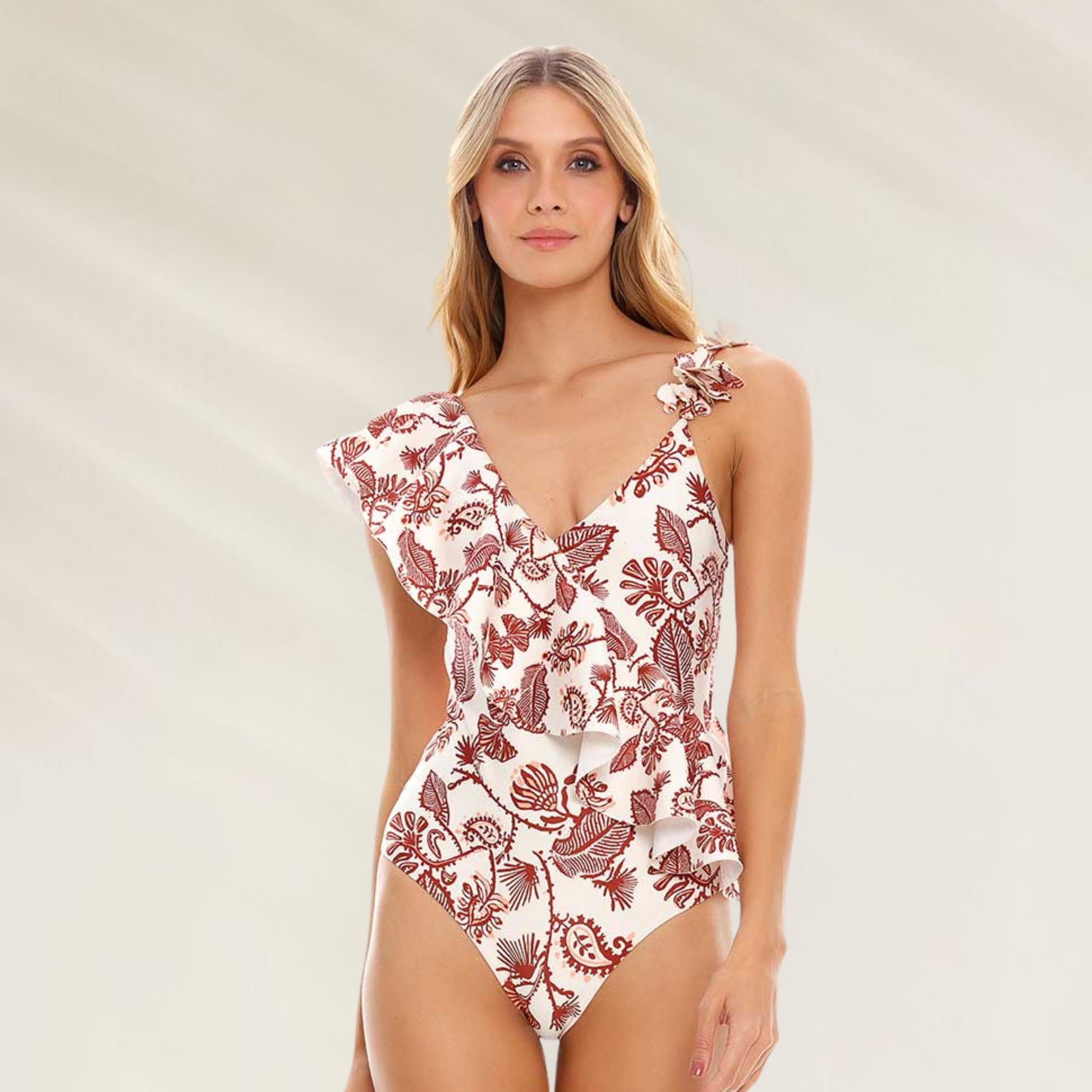 Fato de Banho Cosita Linda com Estampado Floral e Folhos em modelo feminino com fundo neutro
