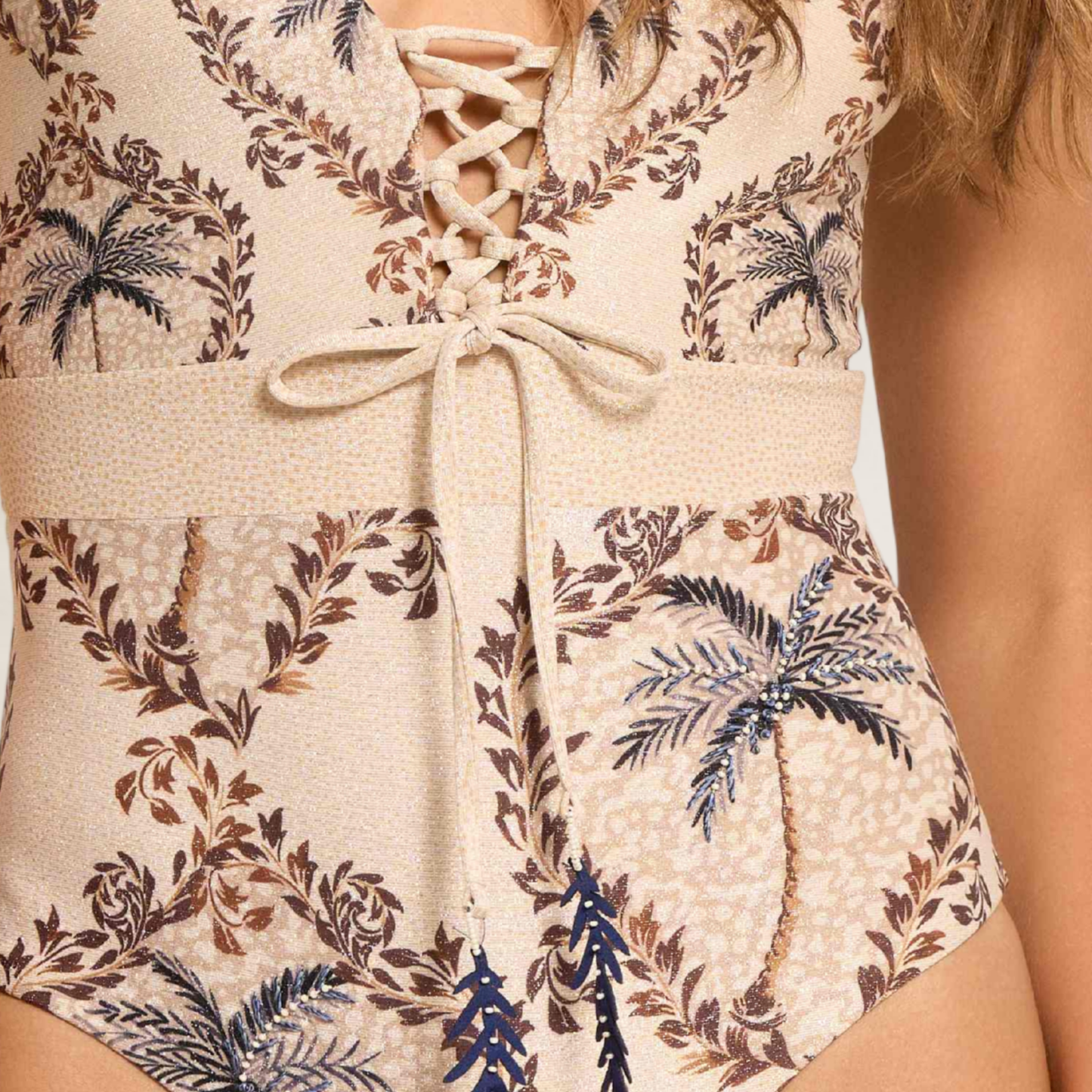 Fato de Banho Decote em V com Bordados da Cosita Linda, com detalhes elegantes e estampas de palmeiras