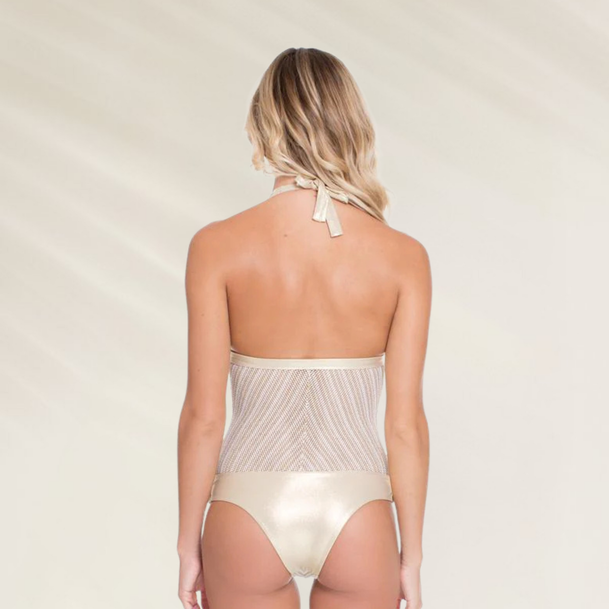 Fato de Banho Luli Fama com Transparência Elegante em tom dourado, com design elegante e costas nuas