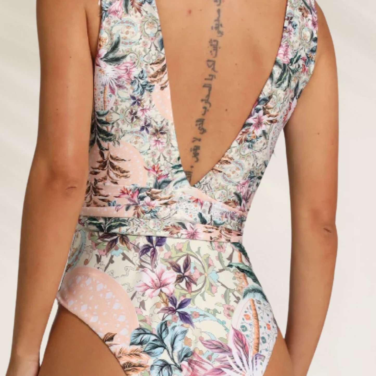 Fato de banho romântico feminino com estampa floral e decote em V nas costas