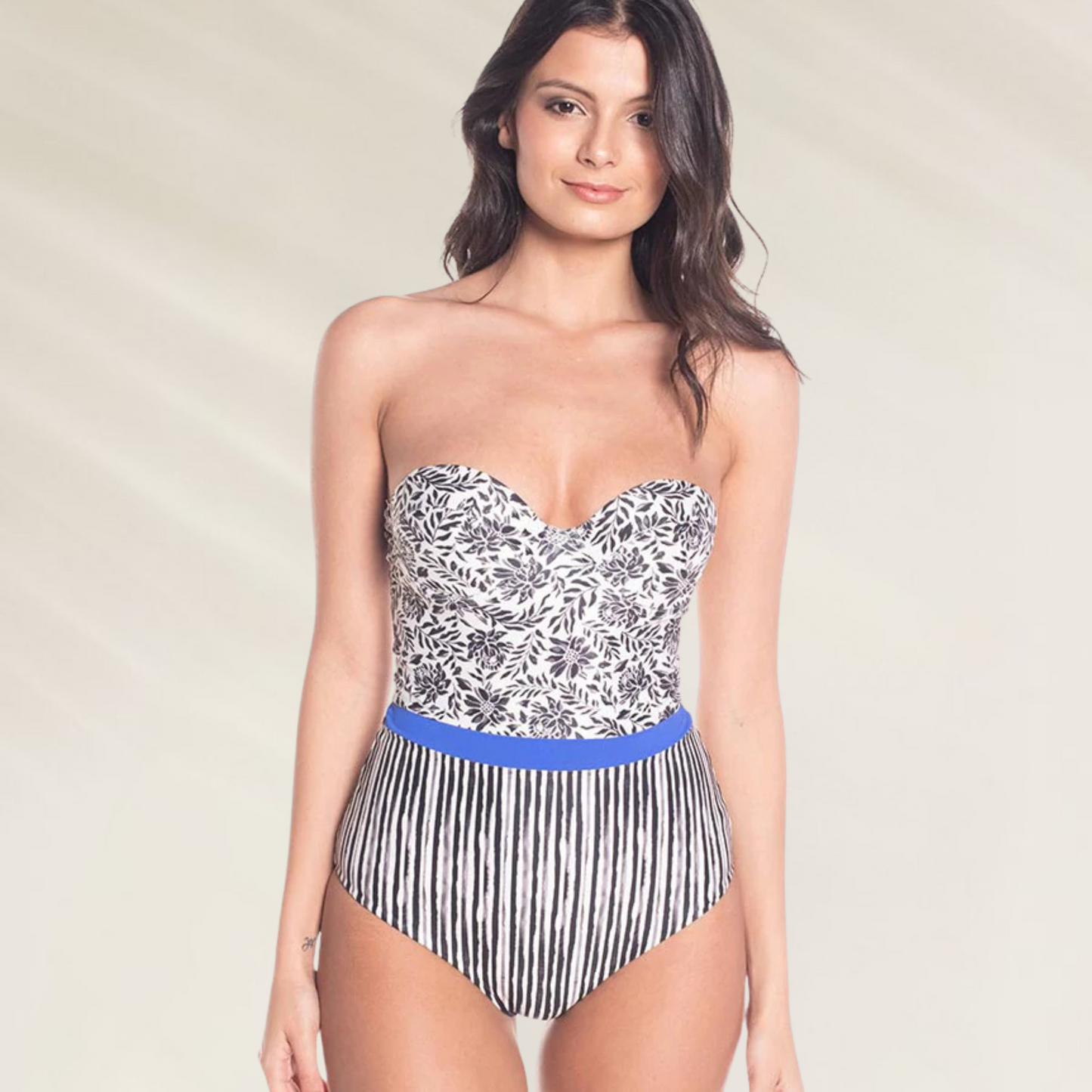 Mulher vestindo Fato de Banho Saha com Copas Moldadas e Estampado Floral em fundo claro