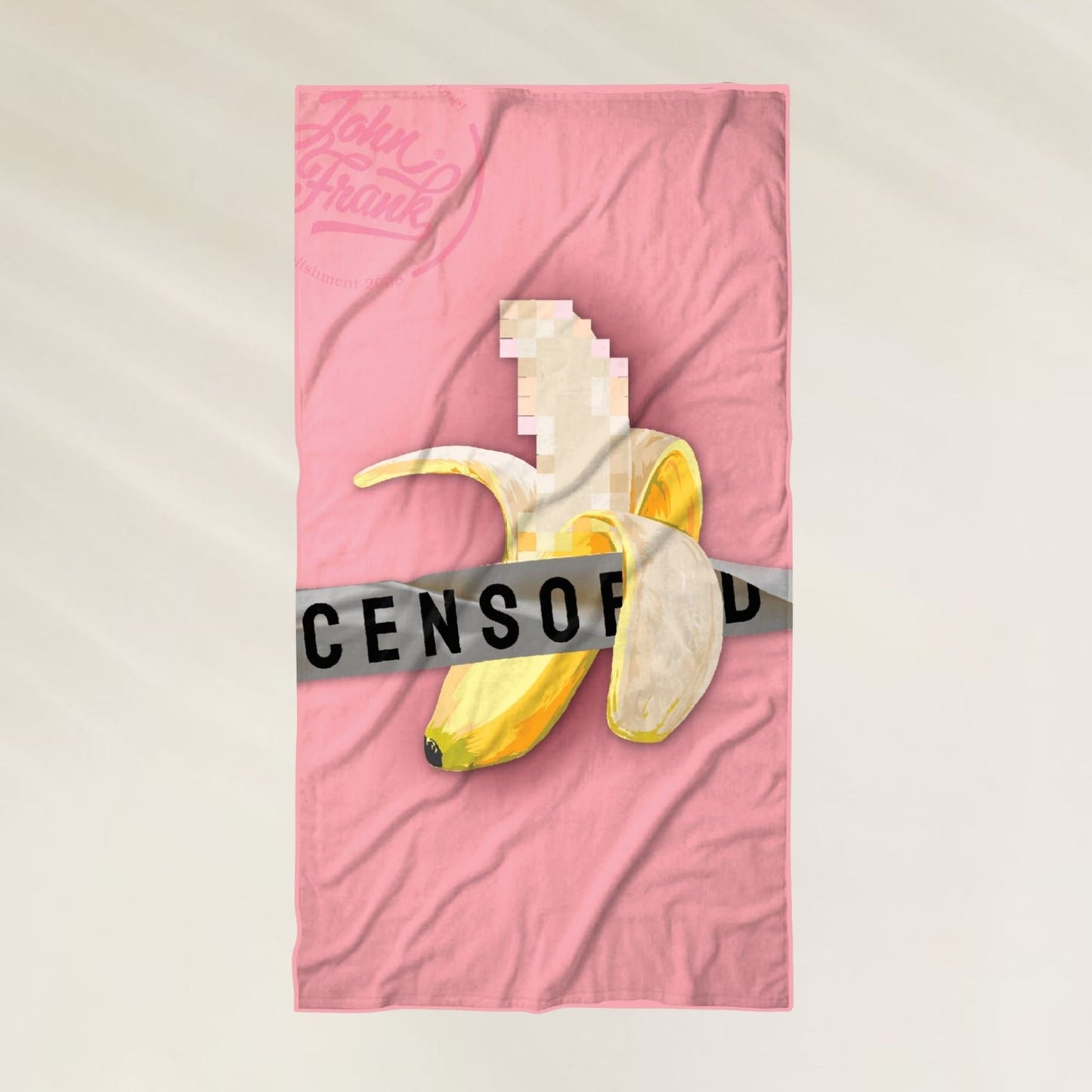 Toalha de Praia Censored da John Frank com estampa de banana em fundo rosa
