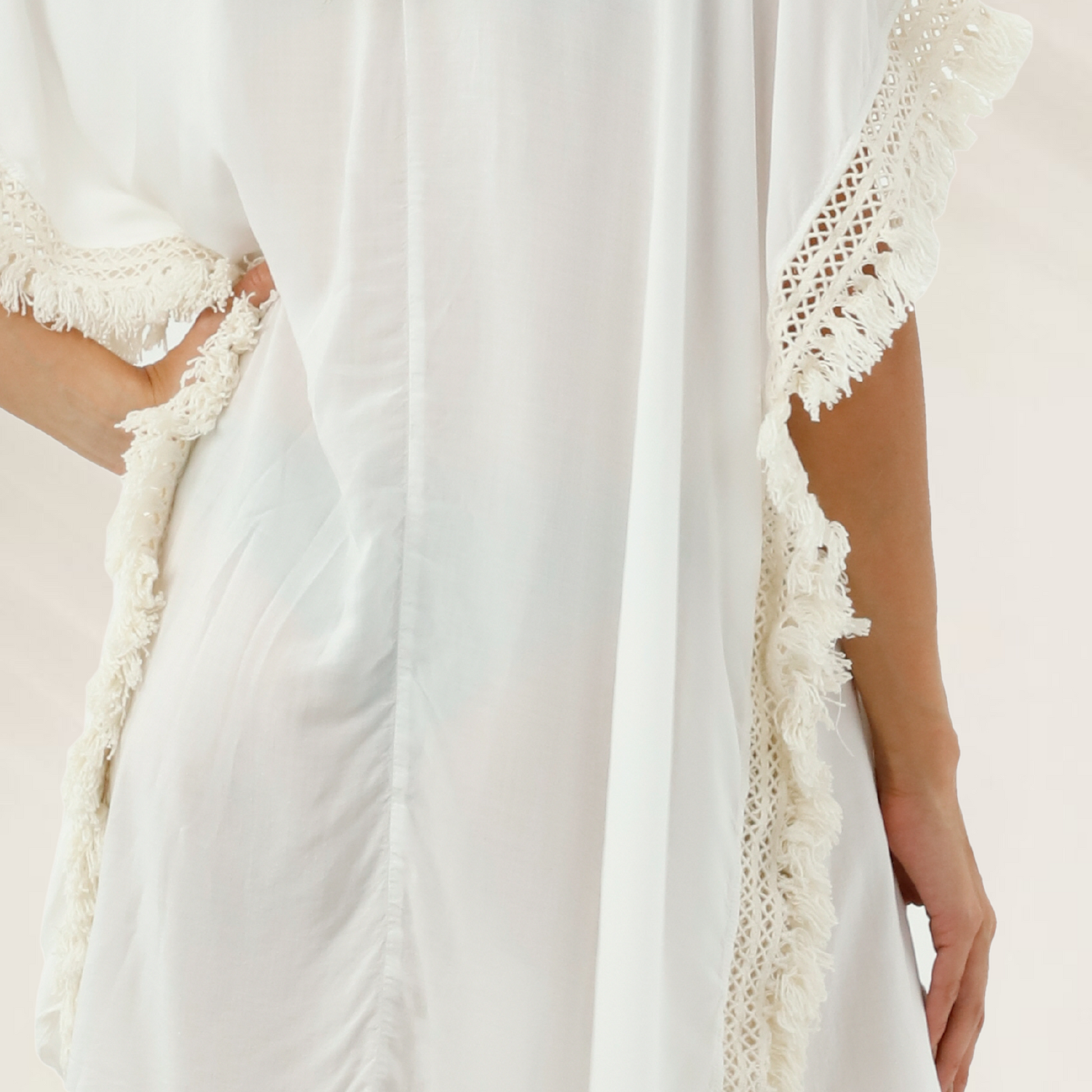 Kaftan Branco com Renda Malai em tecido leve com detalhes em renda nas mangas e laterais