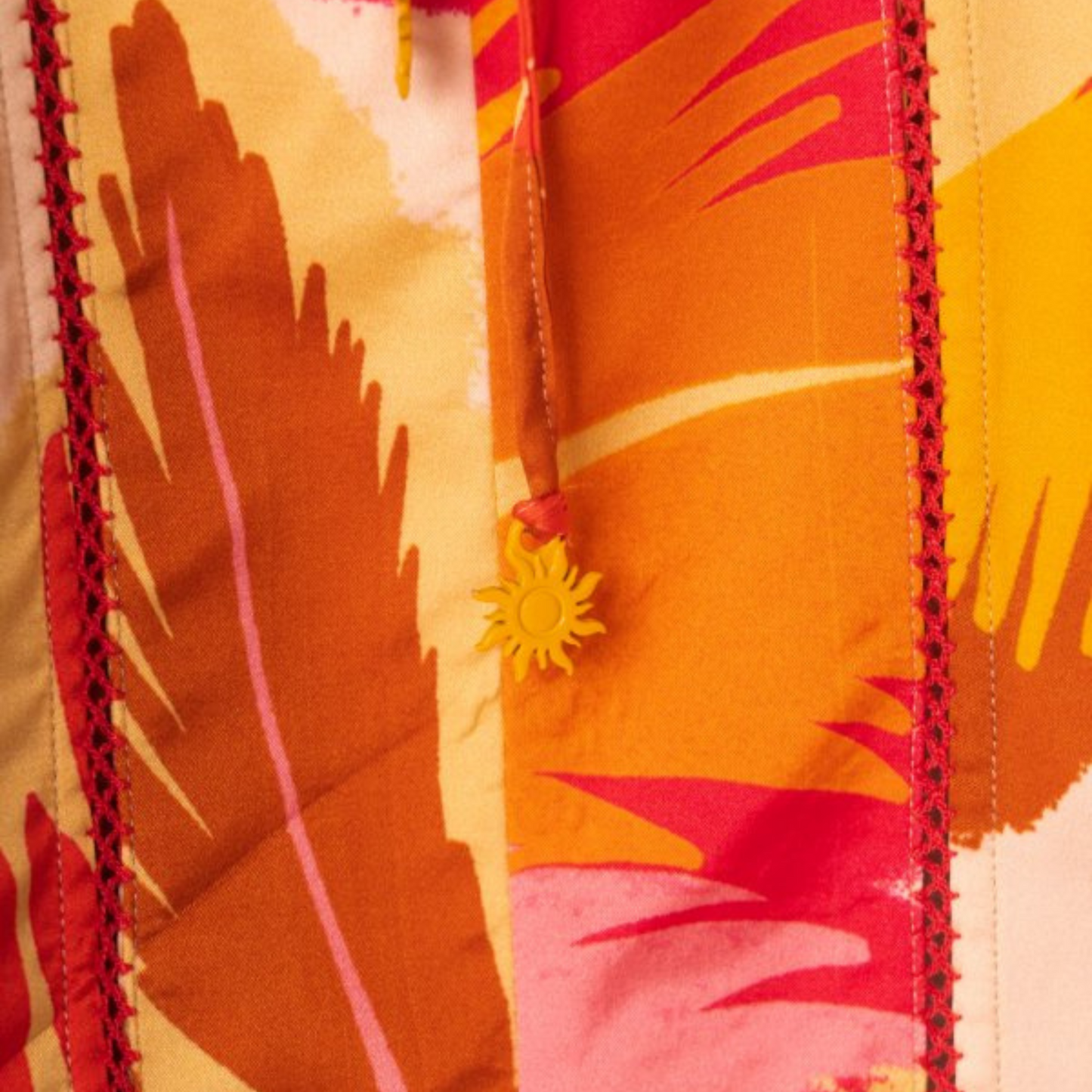 Kaftan estampado tropical da Maaji com detalhes vibrantes em amarelo, laranja e rosa
