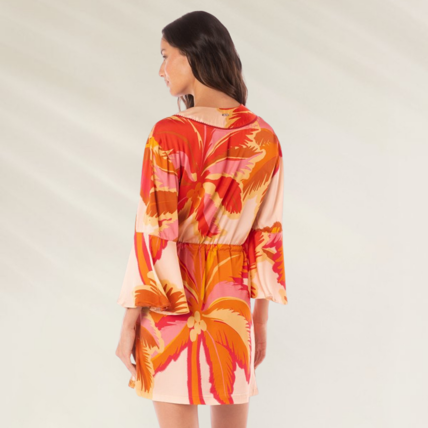 Kaftan estampado tropical da Maaji com mangas largas e design vibrante em tons de rosa e laranja