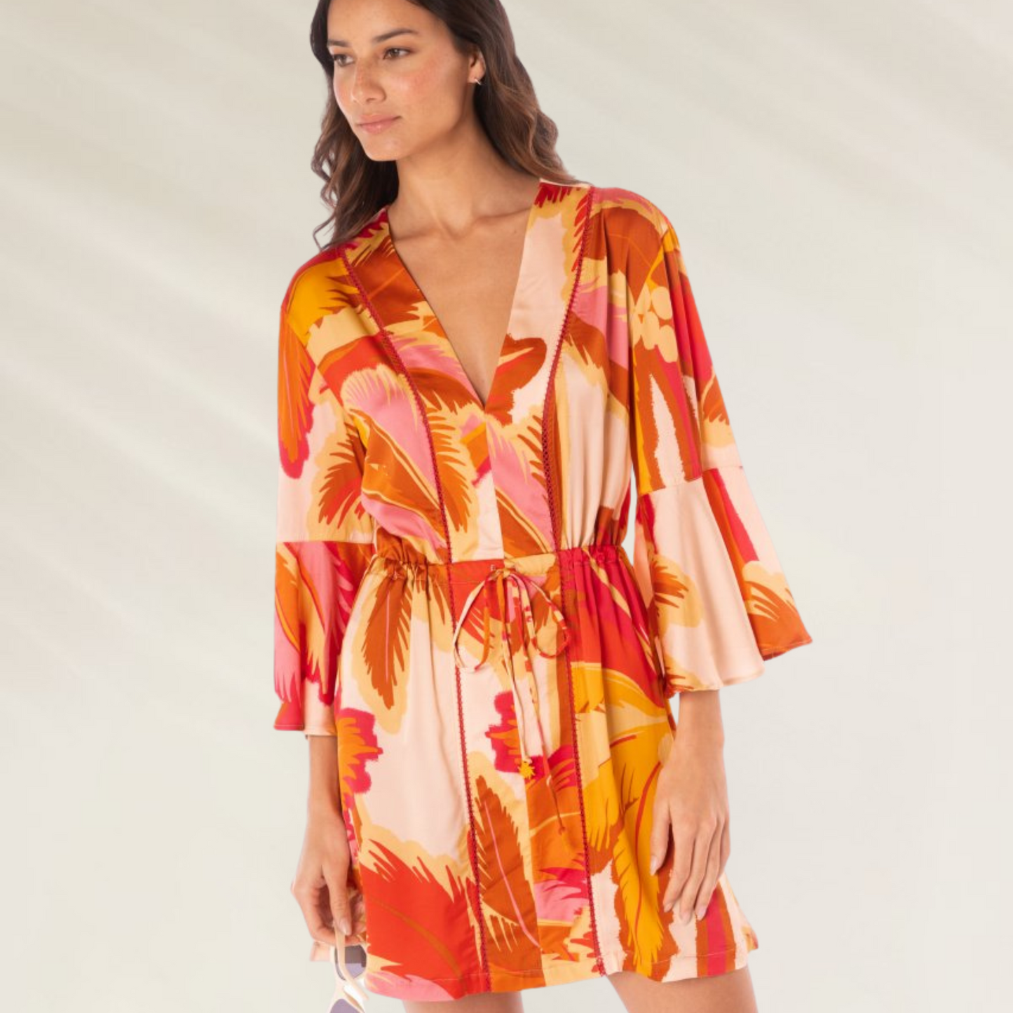 Kaftan estampado tropical da Maaji com mangas amplas e cinto ajustável para um look vibrante