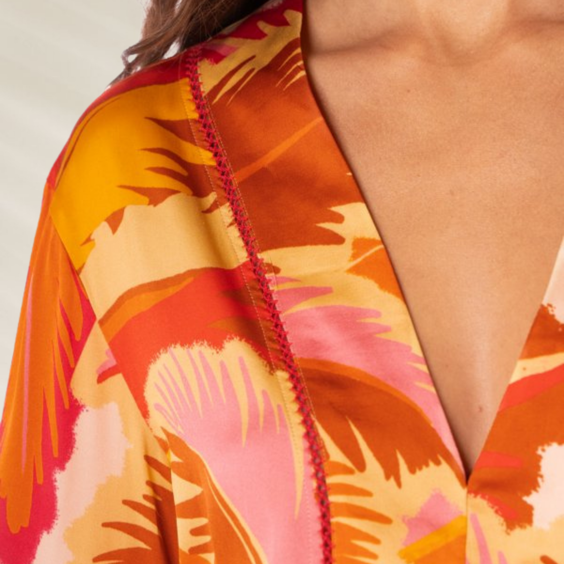 Kaftan estampado tropical da Maaji com cores vibrantes e detalhes em vermelho