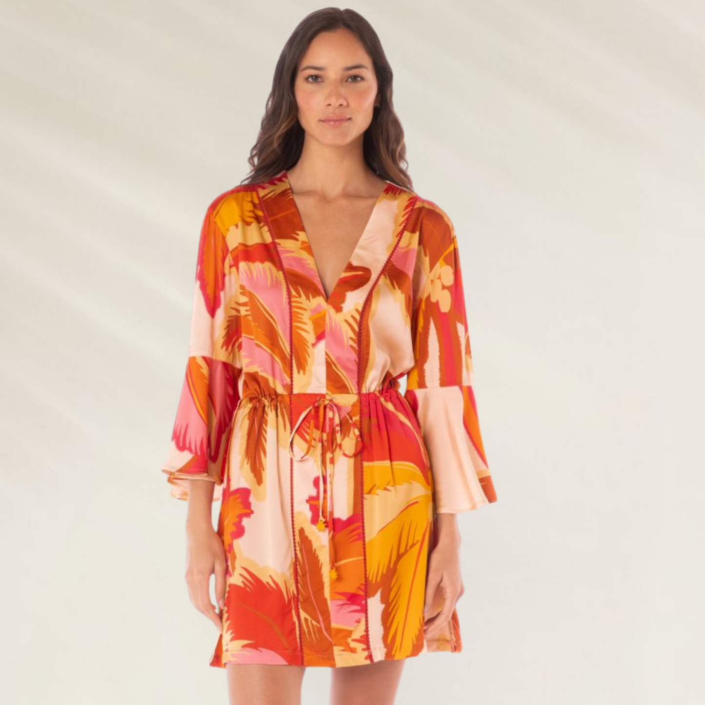 Kaftan estampado tropical da Maaji com mangas largas e ajuste na cintura para um visual vibrante