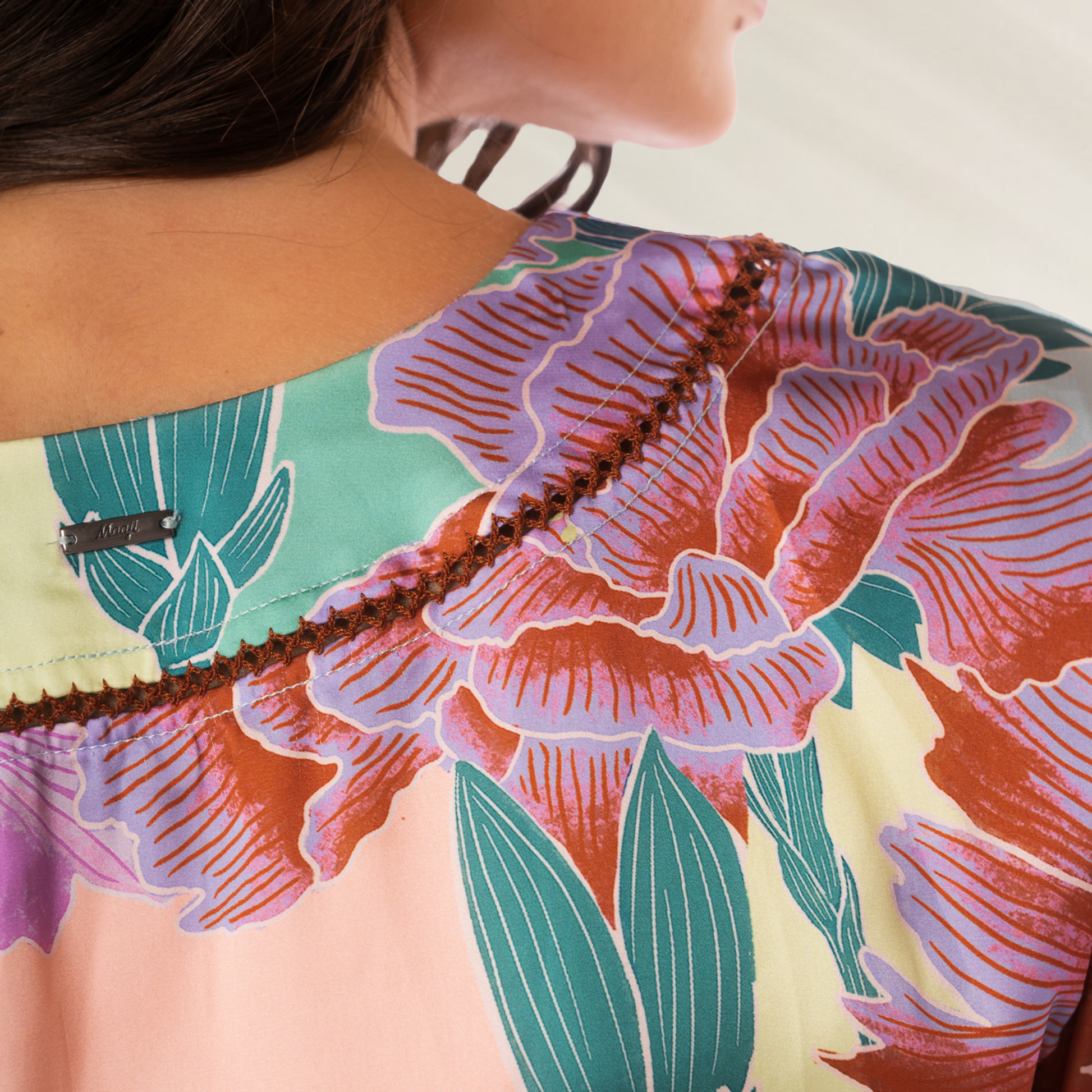 Detalhe do Kaftan Maaji Japanese Eden Enjoyable com estampas florais vibrantes e acabamento elegante