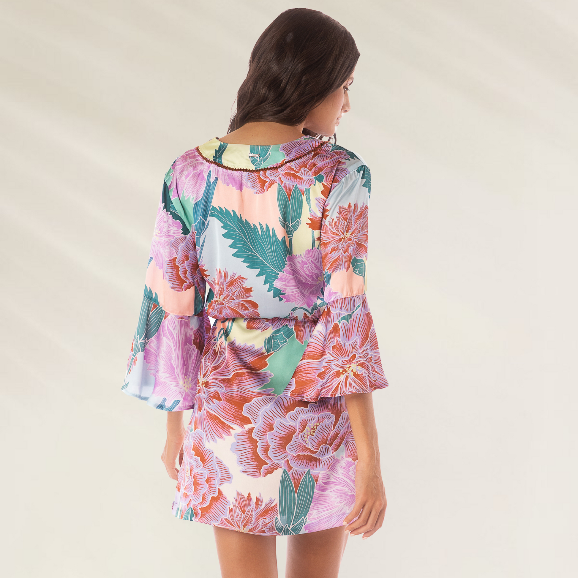 Kaftan Maaji Japanese Eden Enjoyable com estampa vibrante de flores, perfeito para dias de verão