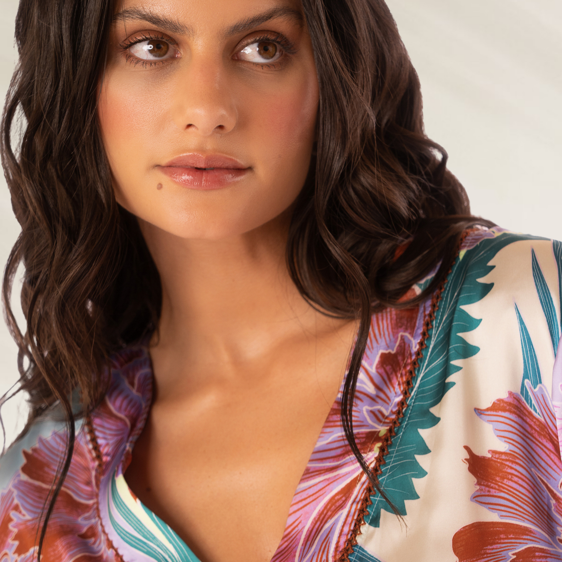 Modelo usando o Kaftan Maaji Japanese Eden Enjoyable com estampa vibrante e detalhes elegantes