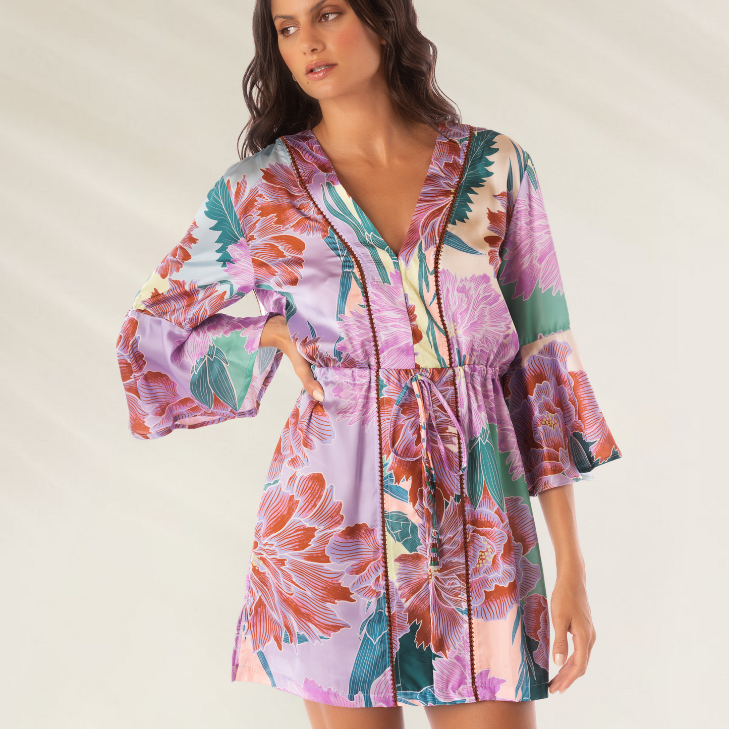 Kaftan Maaji Japanese Eden Enjoyable com estampa floral vibrante e ajuste com cordão na cintura