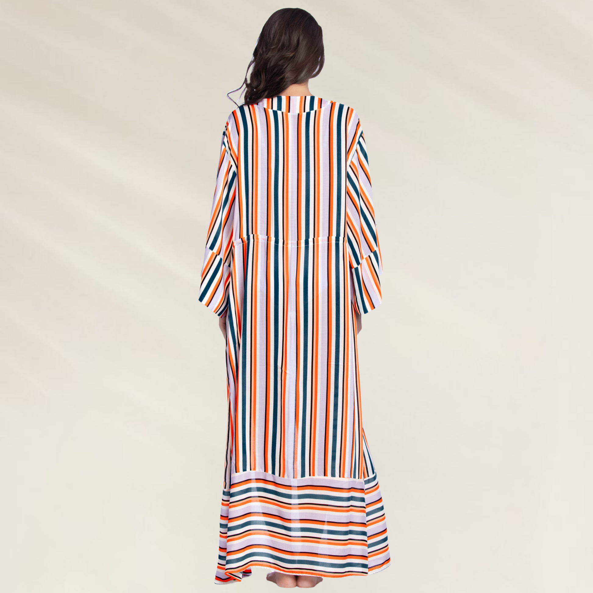 Modelo usando Kimono Comprido Maaji com Listras Tropicais e Cintura Ajustável sobre biquíni amarelo