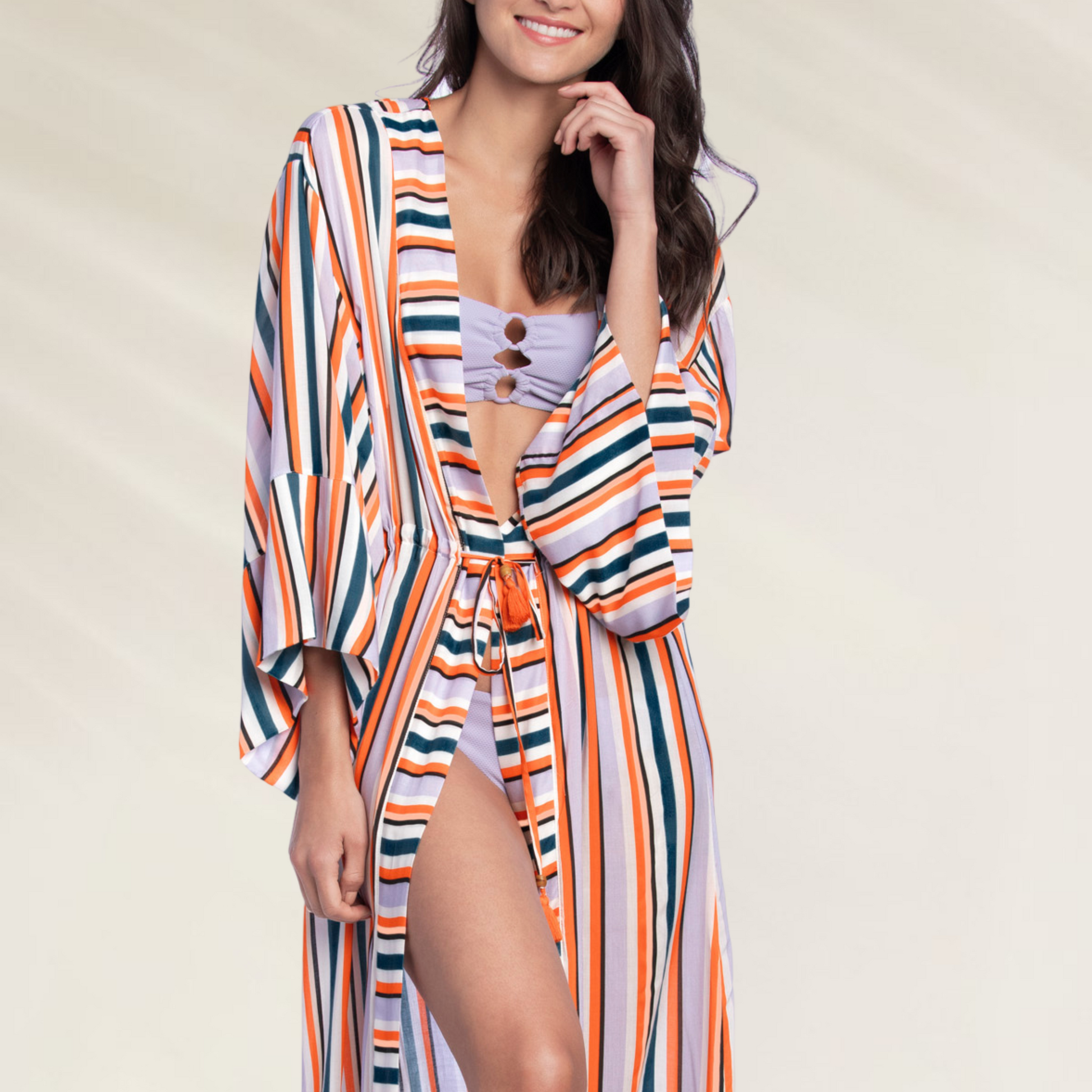 Kimono Comprido Maaji com Listras Tropicais e Cintura Ajustável, perfeito para compor looks de praia.