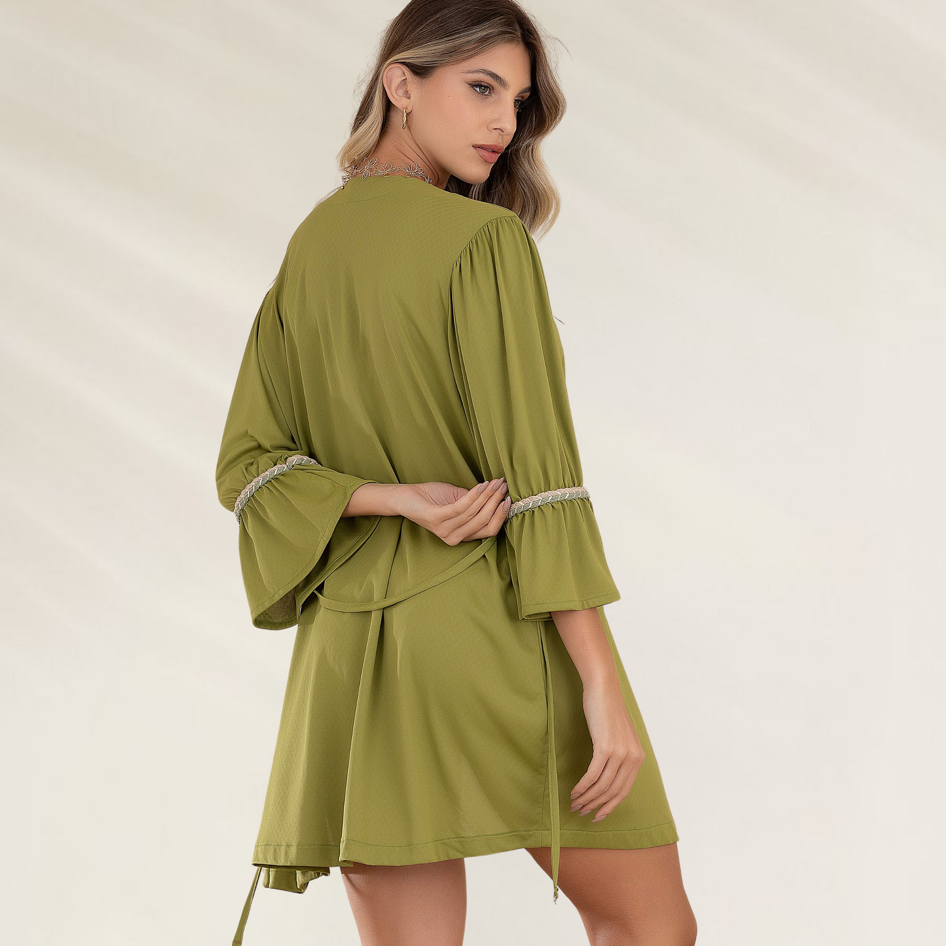 Kimono Debrisa Oasis em verde, com mangas longas e detalhe de cordão na cintura