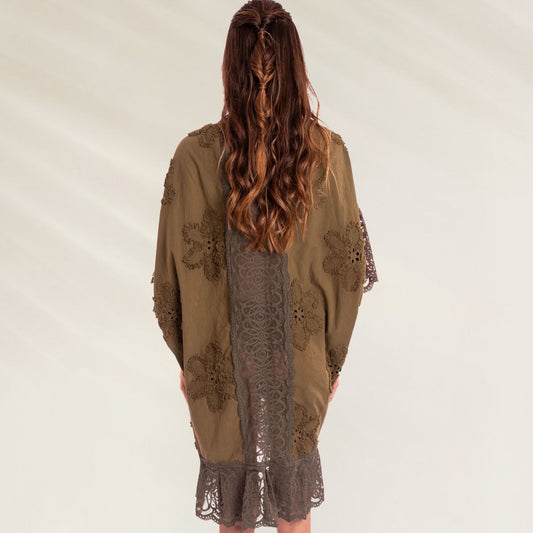 Kimono Lace Shiny Cactus da Despi em tom oliva com detalhes em renda e bordados florais