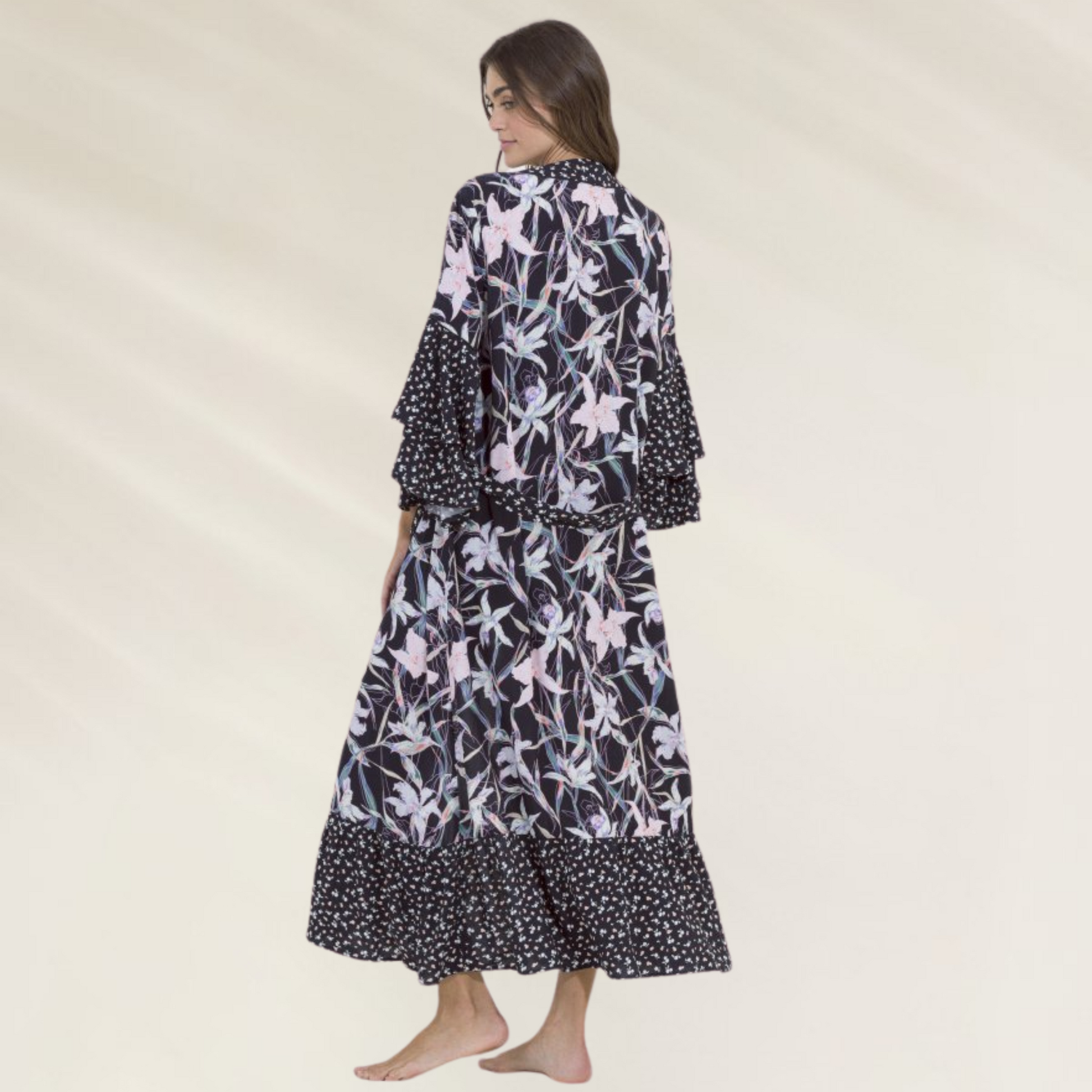 Kimono Longo Maaji com Estampa Floral Elegante em fundo preto, ideal para looks casuais ou de dormir