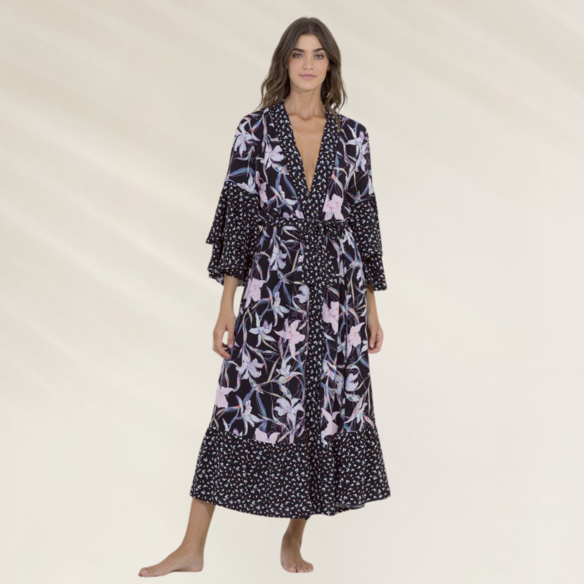 Kimono Longo Maaji com Estampa Floral Elegante em fundo preto e detalhes coloridos