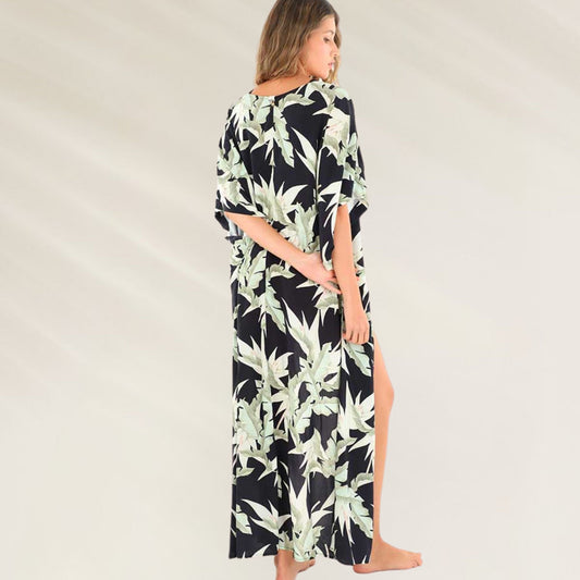 Kimono Longo Tropical da Malai com estampa de folhas em fundo preto e fendas laterais