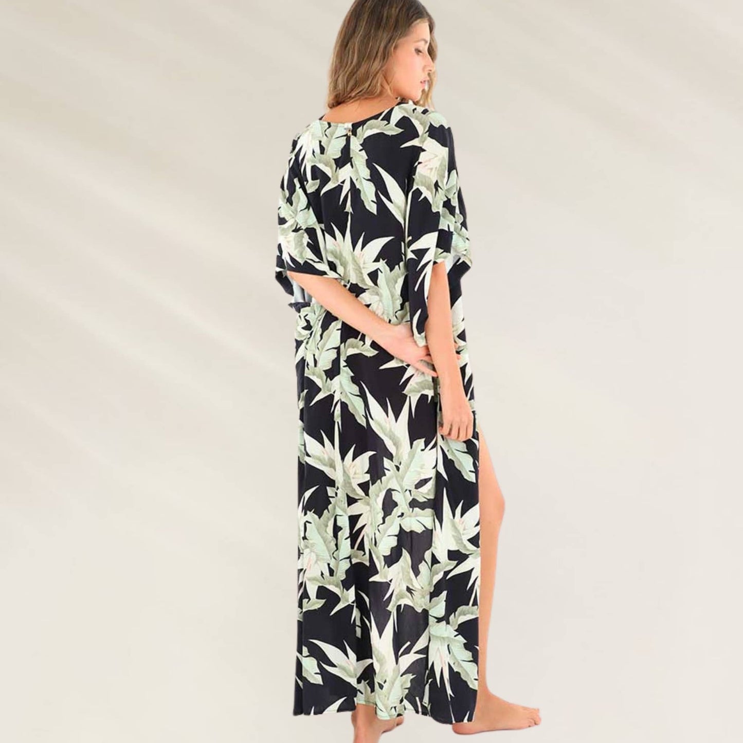 Kimono Longo Tropical da Malai com estampa de folhas em fundo preto e fendas laterais