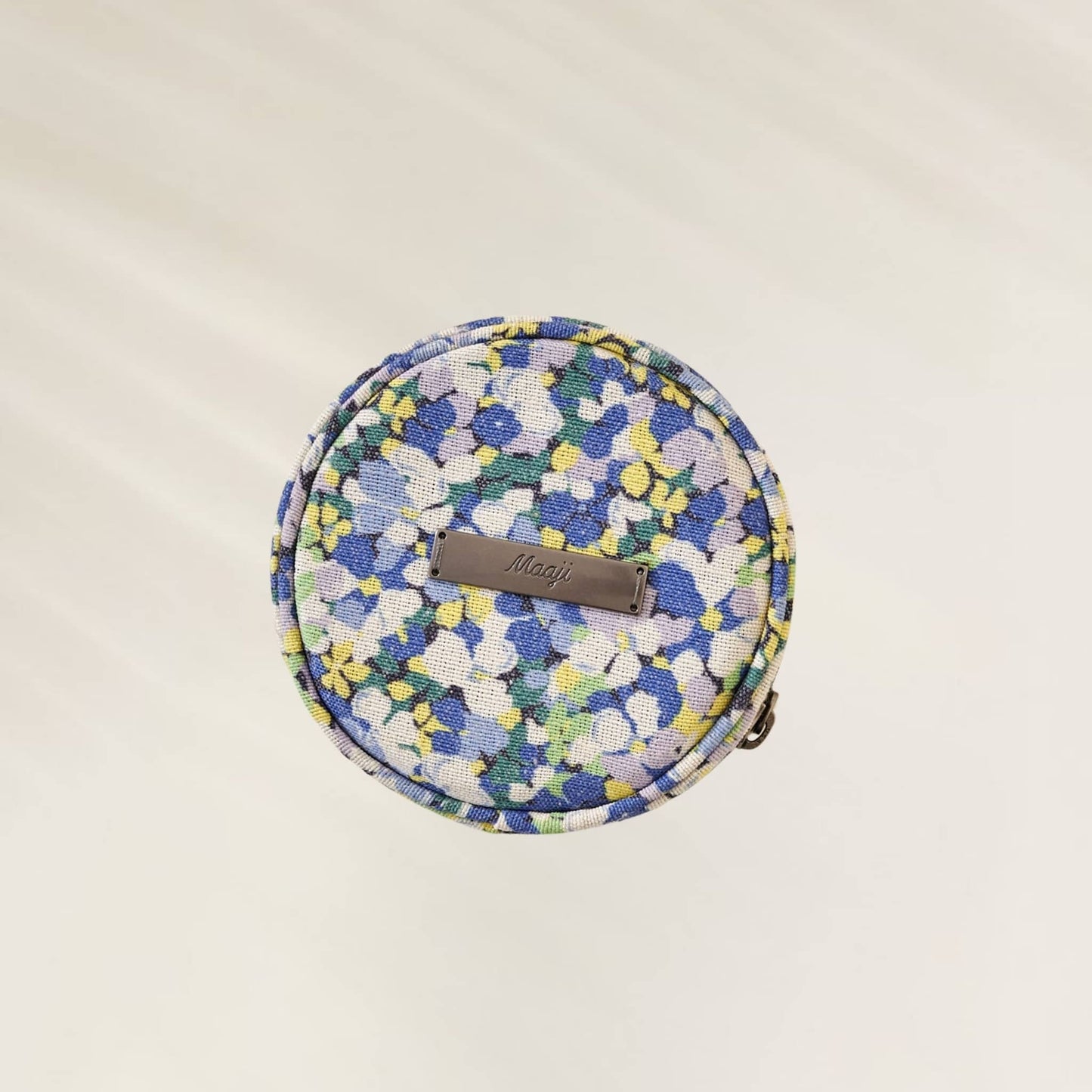 Bolsa redonda Maaji com estampa floral colorida, ideal para organizar pequenos itens