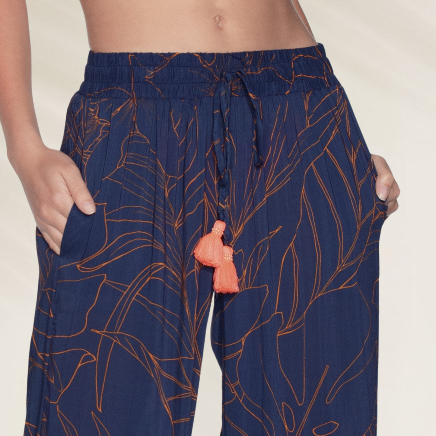 Calça Larga Maaji em Rayon com Estampado Tropical azul com detalhes em laranja e cordão com tassel