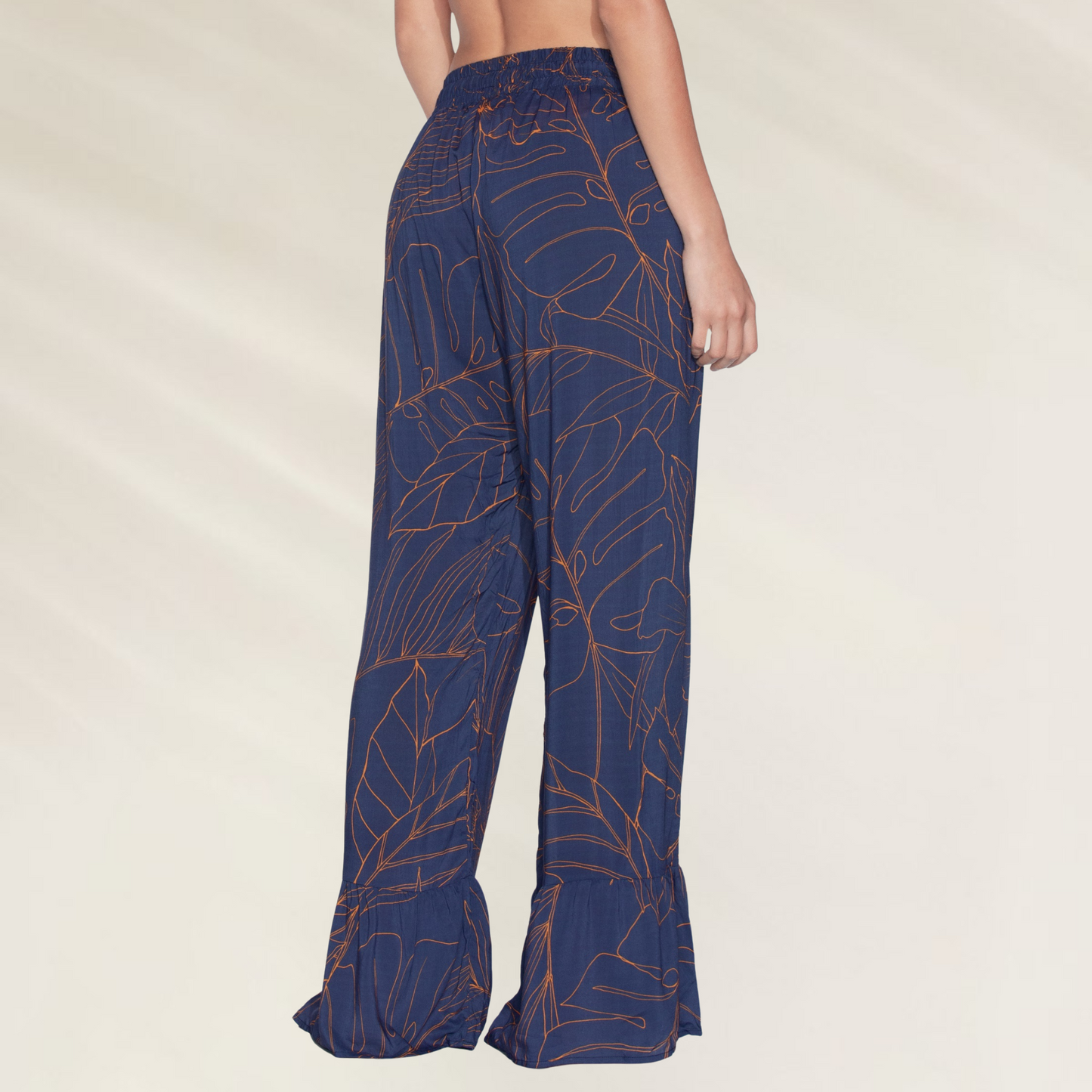 Calça Larga Maaji em Rayon com Estampado Tropical azul com detalhes laranja vista de costas