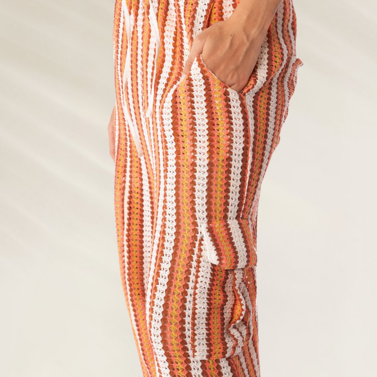 Calças Cargo Elodie em Crochet da Maaji com listras em tons de laranja branco e vermelho detalhe na lateral