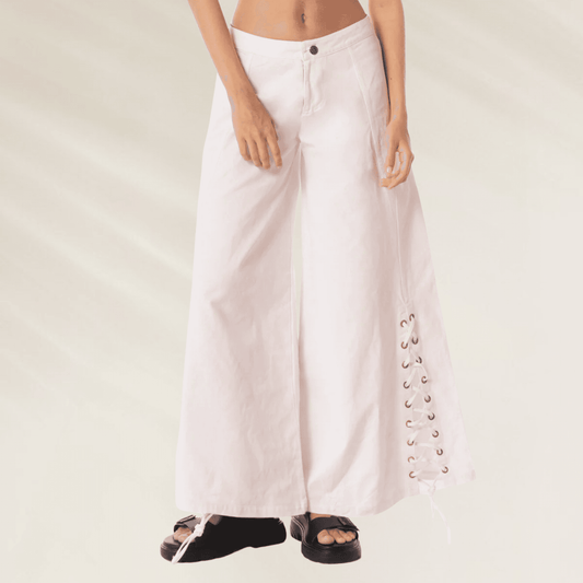 Calças Willow Estilo Western Maaji brancas largas femininas com detalhe de ilhós e amarração na lateral