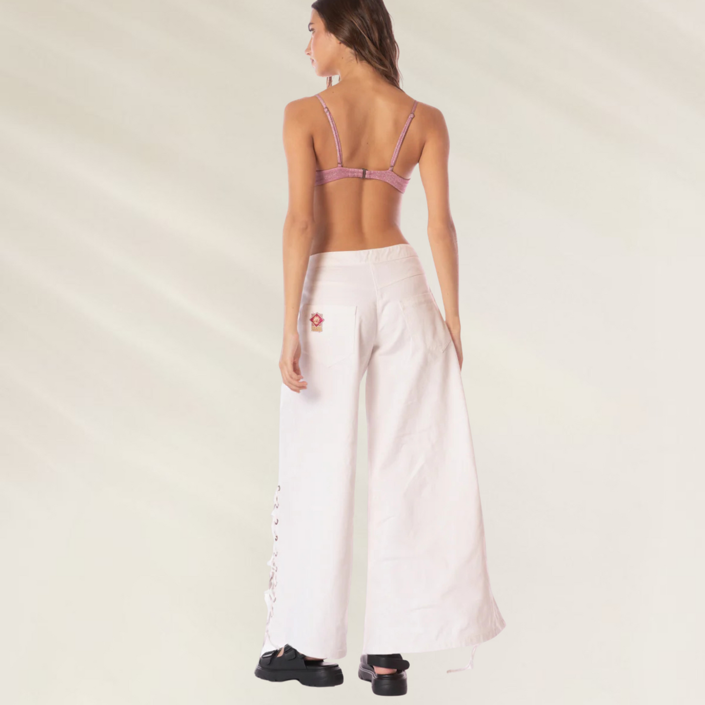 Mulher usando Calças Willow Estilo Western Maaji brancas de cintura alta com bordado floral nas costas