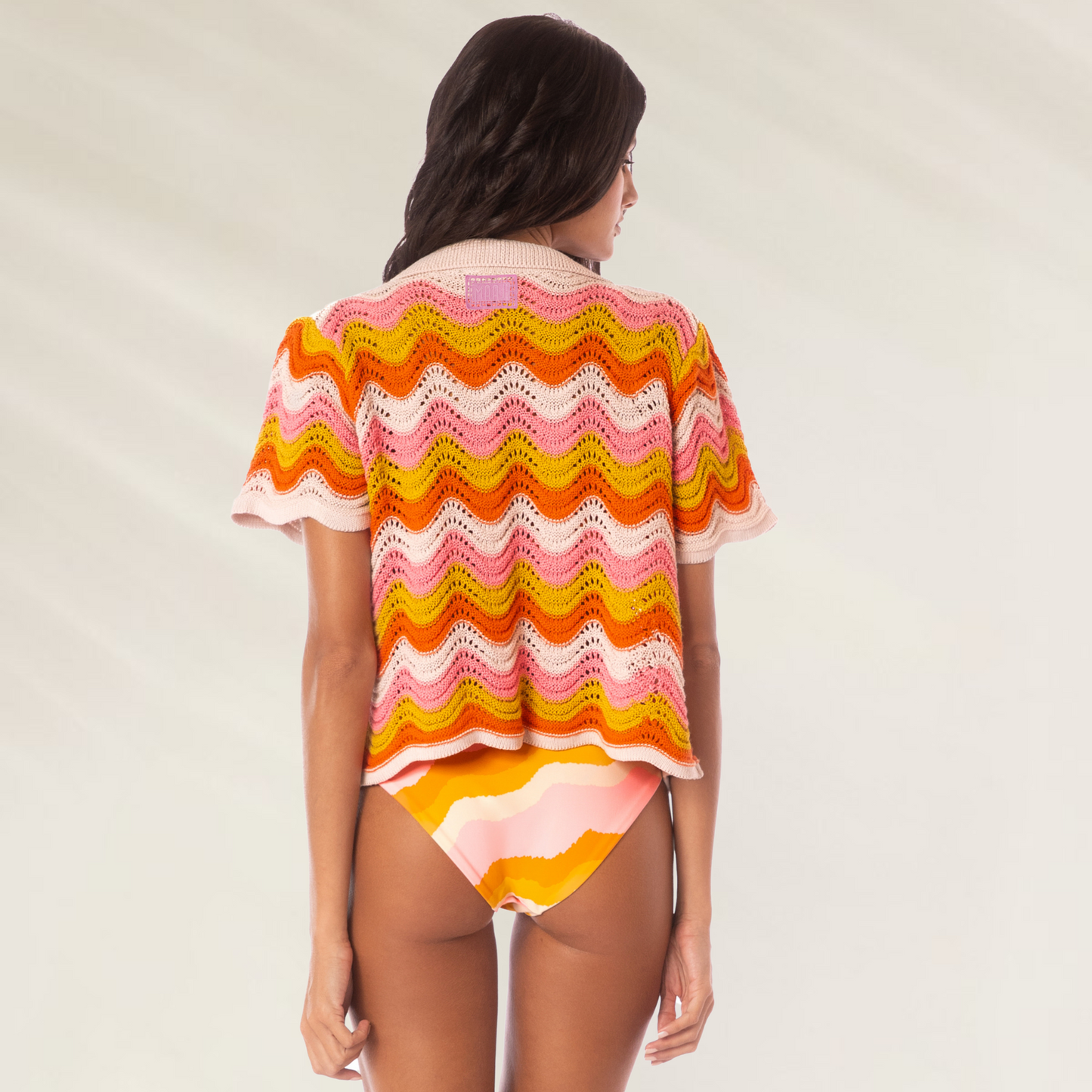 Camisa croche Maaji colorida com padrao ondulado, ideal para dias de sol na praia