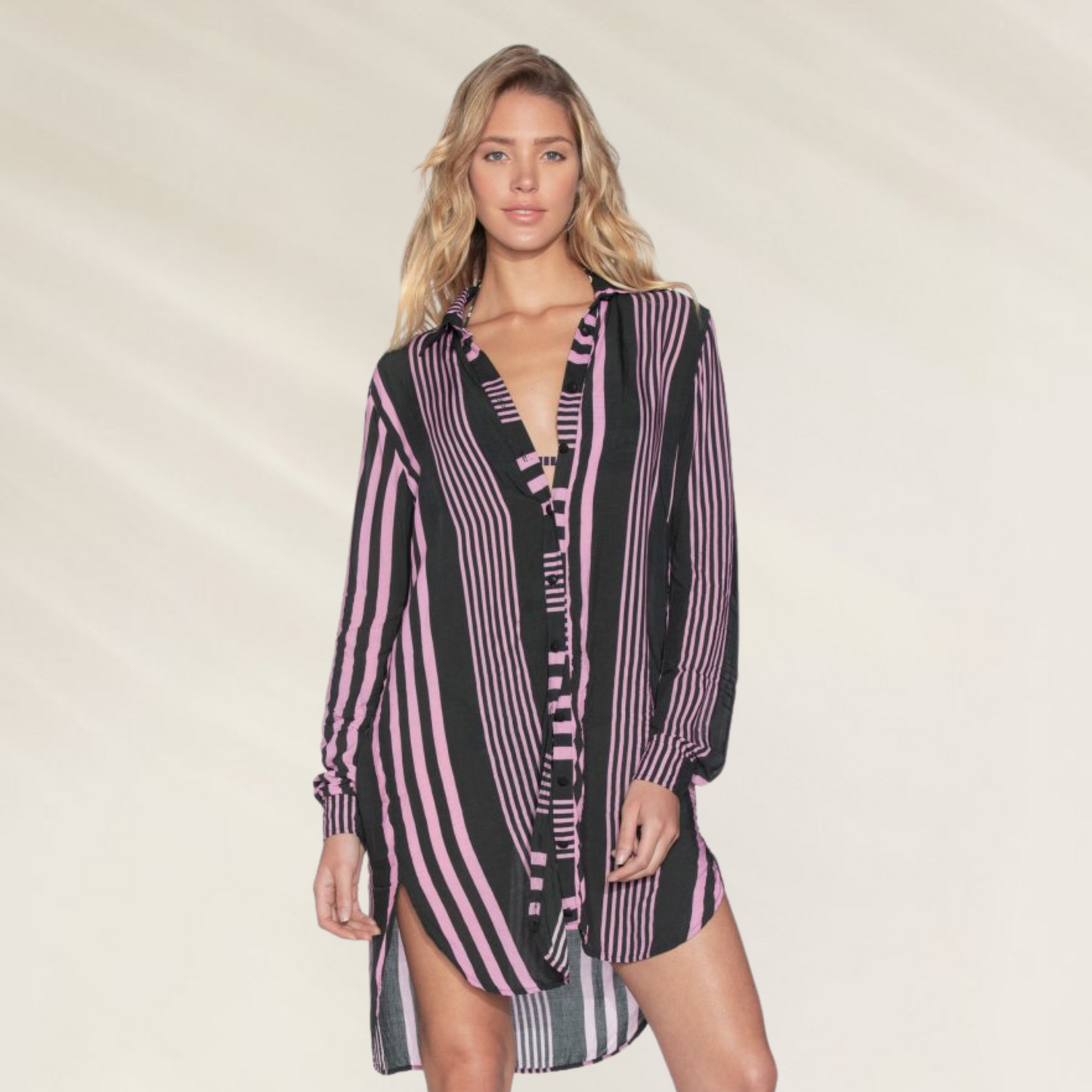 Camisa Listrada Estilo Oversized Maaji em rosa e preto com detalhes de botões e manga longa